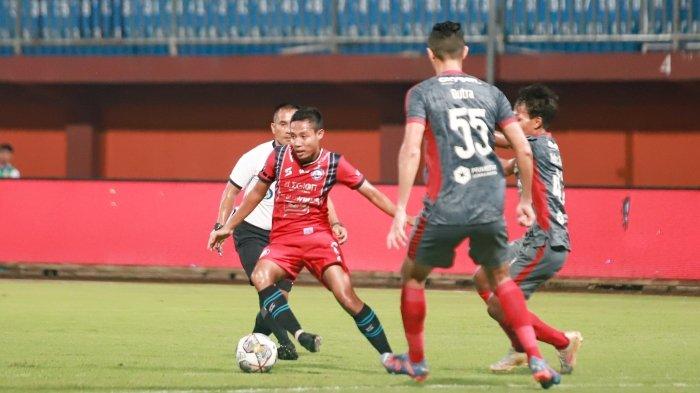 Pemain Arema FC, Evan Dimas, saat melawan Madura United di Stadion Gelora Madura Ratu Pamelingan, Pamekasan, Jumat (7/4/2023) malam