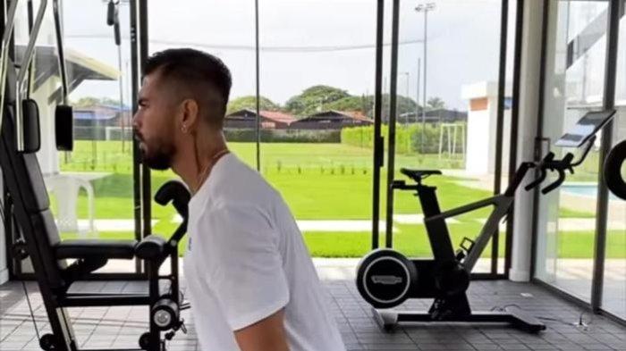Pemain Arema FC Julian Guevara saat latihan gym di kampung halamannya di Kolombia.