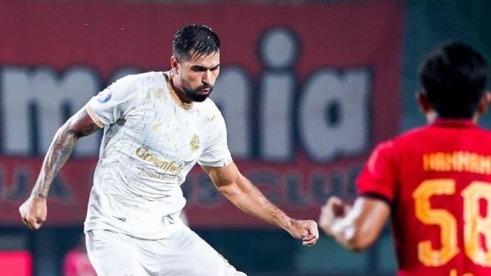TARING SINGO EDAN - Pemain Arema FC, Julian Guevara, saat menghadapi Persija Jakarta, Minggu (9/3/2025). Dalam pertandingan ini Arema FC menang dengan skor 1-3.