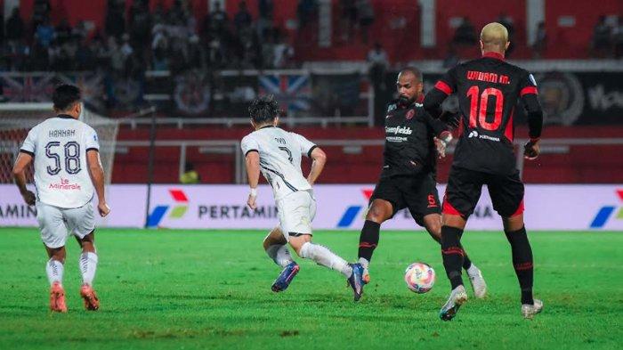 Pemain Arema FC Thales Lira ketika menggiring bola dibayang-bayangi oleh pemain Persija Jakarta Ryo Matsumura di Stadion Soepriadi Blitar pada pekan 9 Liga 1 2024/2025 pada Sabtu (26/10/2024).