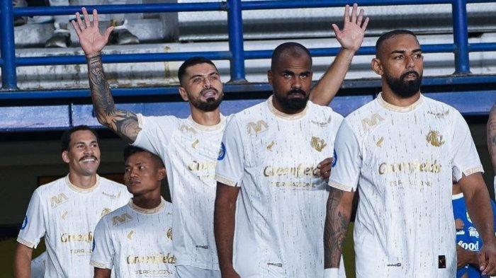 Pemain Arema FC dalam pertandingan Liga 1 2024.