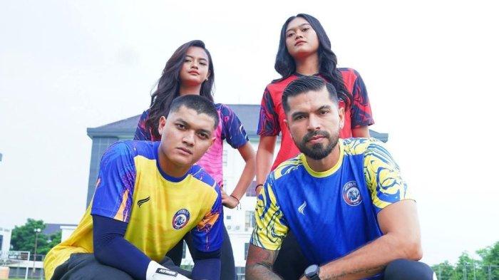 JERSEY SINGO EDAN - Pemain Arema FC dan model mengenakan jersey latihan baru untuk musim 2025/2026.