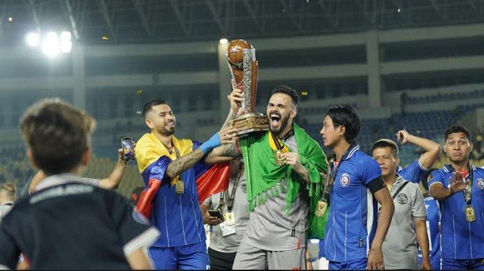 Pemain Arema FC mengangkat tropi piala Presiden 2024 usai mengalahkan Borneo FC, Minggu (4/8/2024.