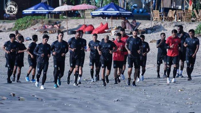 Pemain Arema FC saat menjalani latihan di Pantai Kuta, Bali, Senin (15/7/2024).