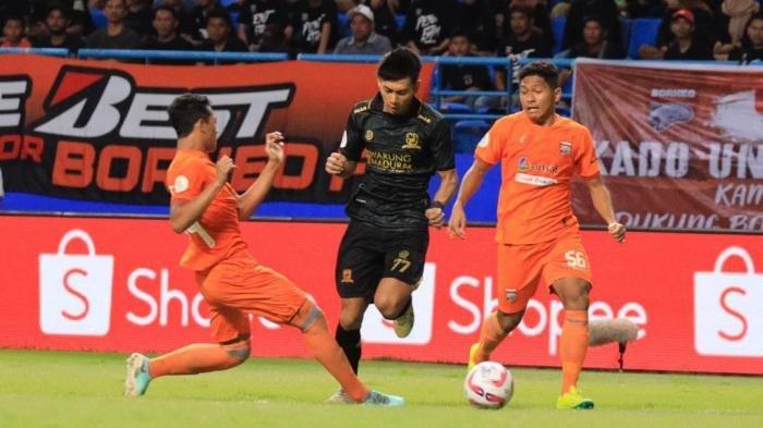 Pemain Madura United, Malik Risaldi, dihadang dua pemain Borneo FC di Stadion Batakan, Minggu (19/5/2024) malam. Laga berakhir 2-3 untuk kemenangan Madura United.