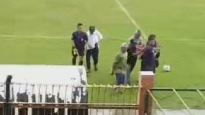 Pemain sepak bola yang tersambar petir dievakuasi keluar lapangan hijau