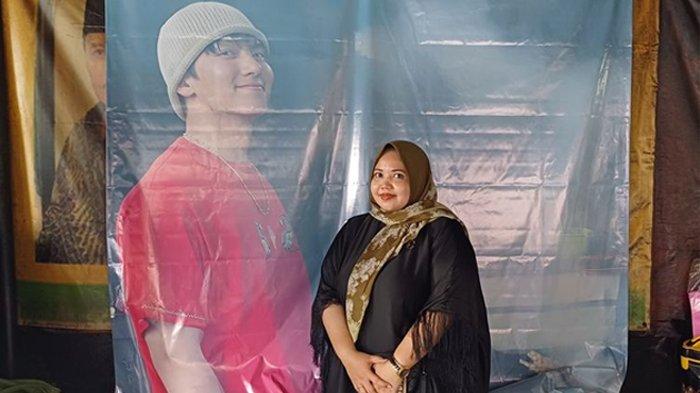 Pemilik warung sate memajang foto Ji Chang Wook dalam sebuah banner