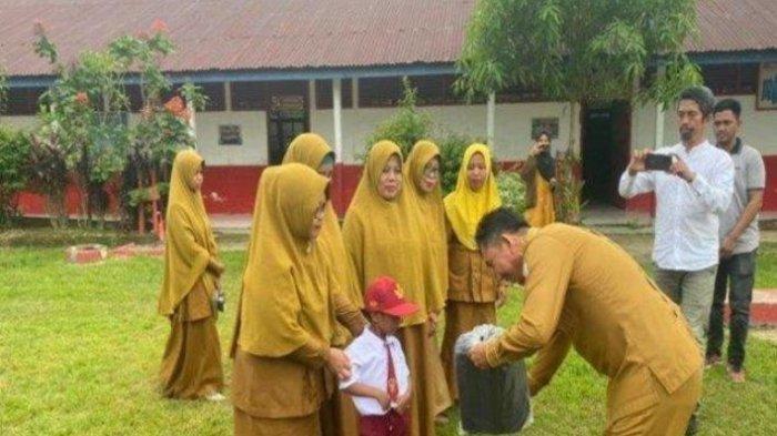 Pemprov Sulbar, melalui Dinas Pendidikan dan Kebudayaan Sulbar langsung merespons adanya anak siswa SD atas nama Firdaus tidak memiliki sepatu saat hari pertama sekolah di Mamuju Tengah.