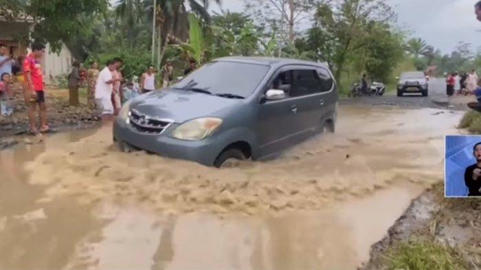 Penampakan jalan di Bengkulu jadi kubangan air