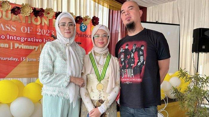 Penampilan Ahmad Dhani di wisuda Safeea Ahmad bersama Mulan Jameela