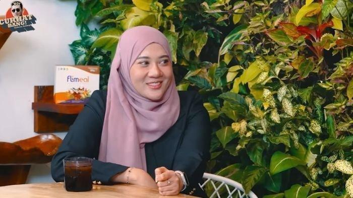 Pencetus cerita Ipar Adalah Maut Eliza Sifaa saat podcast dengan Denny Sumargo