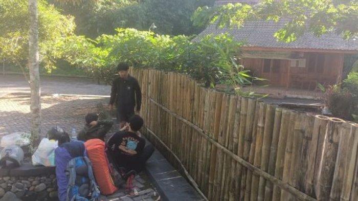 PENDAKI GUNUNG RAUNG : Para pendaki Gunung Raung diminta pulang karena terjadi erupsi selama tiga hari berturut-turut, Sabtu (7/6/2025).