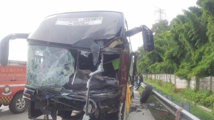 Pengakuan sopir bus yang terlibat kecelakaan maut di Tol Jakarta-Cikampek KM 58, Senin (8/4/2024) sehingga akibatkan semua penumpang GranMax tewas terbakar. (Wartakotalive.com/ Muhammad Azzam)