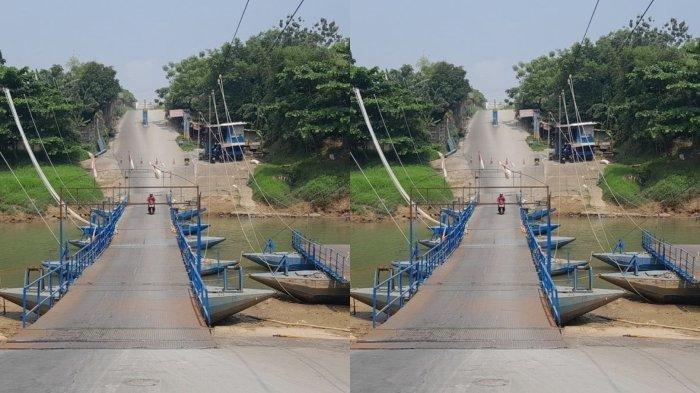 JEMBATAN PERAHU VIRAL - Pengendara melintasi jembatan perahu Haji Endang di Anggadita, Klari, Karawang, Jawa Barat, Selasa (29/4/2025). Jembatan itu kini dipermasalahkan padahal sudah ada sejak 15 tahun lalu. Dibuat dengan modal Rp 5 miliar.