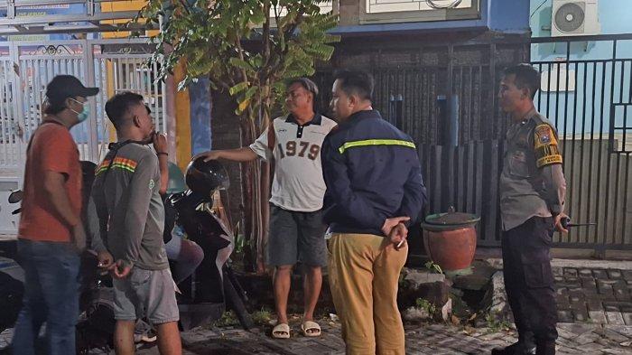 LOKASI KEJADIAN - Perampokan disertai penganiayaan menimpa warga yang tinggal di Jalan Taman Ruby Perumahan Permata Suci , Kecamatan Manyar, Kabupaten Gresik. Pelakunya lebih dari satu orang. Korban terluka dan kehilangan barang berharga.