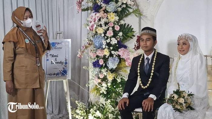 Pernikahan Shendy dan Umi warga Kecamatan Sambirejo, Kabupaten Sragen yang melangsungkan pernikahan dalam kondisi sakit di KUA Sambirejo, Sragen, Senin (14/4/2025). Meski nampak gagah dengan balutan setelan jas berwarna hitam, Shendy tidak dapat menyembunyikan kondisinya yang masih lemas. Seorang perawat memegang infus Shendy.