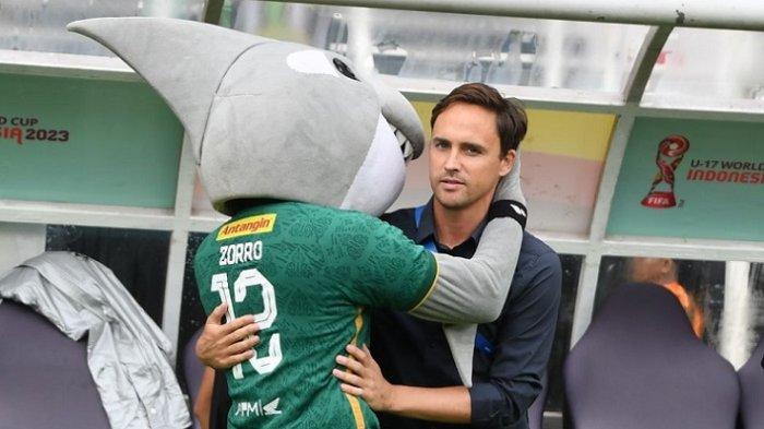 Pelatih Persebaya Surabaya, Paul Munster, bersama maskot Zorro, pada laga menghadapi PSIS Semarang di Stadion Gelora Bung Tomo (GBT) Surabaya, Selasa (30/1/2024).