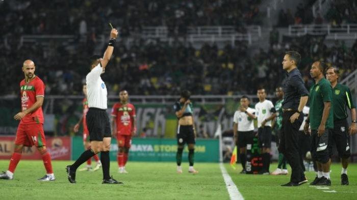 Protes keras, pelatih Persebaya Surabaya Paul Munster mendapat kartu kuning dari wasit dalam laga melawan PSS Sleman di Stadion Gelora Bung Tomo, Minggu (11/8/2024).