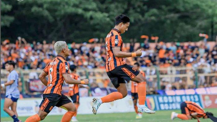 Skuad Persibo Bojonegoro di laga final Liga 3 Jatim 2023/2024 melawan Persedikab Kediri, Selasa (6/2/2024) petang. Persibo jadi Juara Liga 3 Jatim setelah menundukkan Persedikab dengan skor 2-0.
