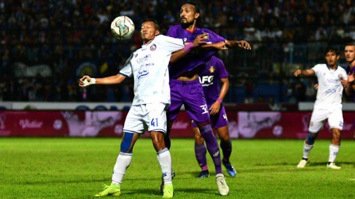 DOK.Pemain Arema FC Dendi Santoso mengamankan bola dari Pemain Persik Kediri dalam laga lanjutan Piala Presiden 2022 di Stadion Kanjuruhan, Kabupaten Malang, Rabu (15/6/2022).