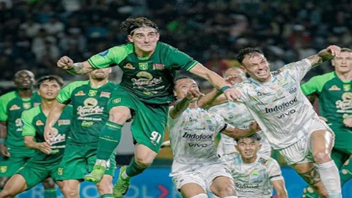Pertandingan Persebaya Vs Persib Bandung pada laga pekan ke-25 Liga 1 2024/2025 di stadion GBT Surabaya , Sabtu (1/3/2025). Hasil skor akhir pertandingan ini adalah 4-1
