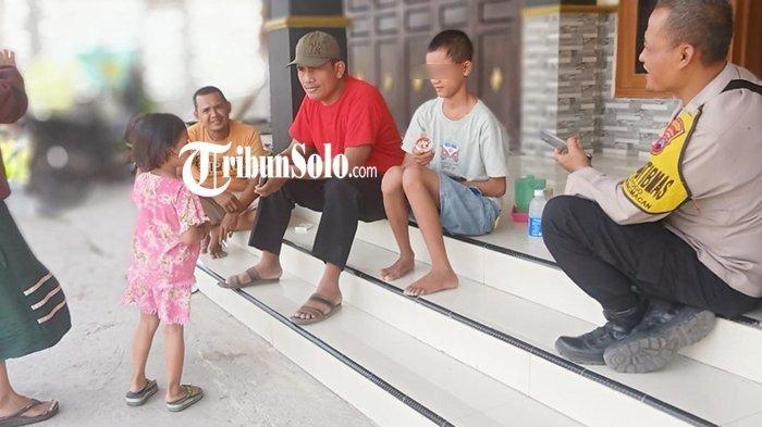 Pertemuan bapak dengan anak jalanan yang mengalami tuna wicara, sudah lama tidak bertemu dan dirawat oleh seorang penjual bubur asal Desa Karanganyar, Kecamatan Sambungmacan, Kabupaten Sragen. (Istimewa/Polres Sragen)