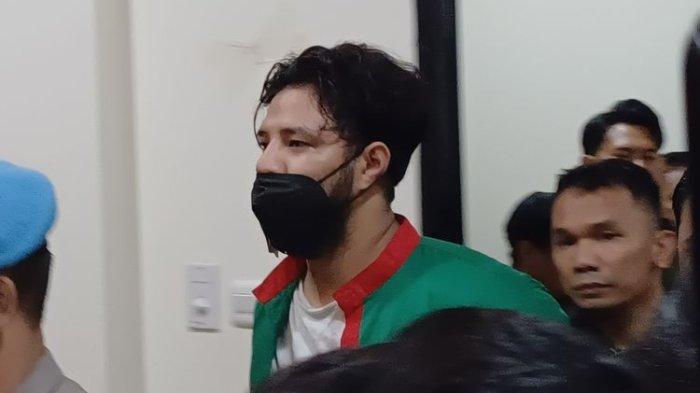 Pesinetron Ammar Zoni dihadirkan dalam konferensi pers di Polres Metro Jakarta Barat