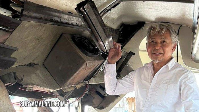 Petugas KNKT Wildan saat melakukan identifikasi fatalitas kecelakaan bus pariwisata.
