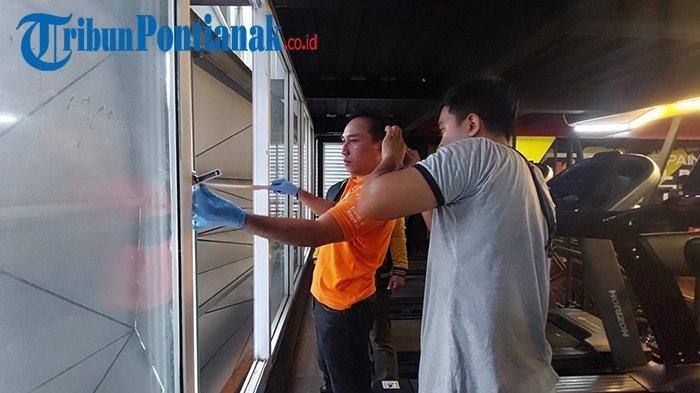 Petugas kepolisian melakukan TKP di tempat gym jatuhnya wanita dari lantai 3 Selasa 18 Juni 2024