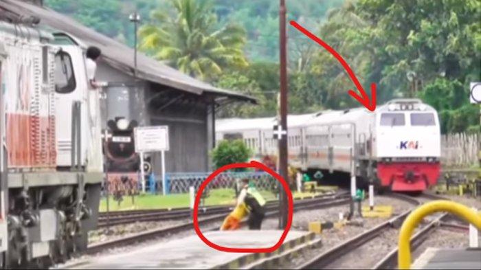 Petugas selamatkan bocah nyaris tersambar kereta api 3