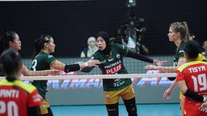 HASIL PROLIGA 2025 - Pevoli Gresik Petrokimia, Megawati Hangestri berkomunikasi dengan rekannya saat melawan tim voli putri Jakarta Pertamina Endro dalam seri ketiga Final Four Proliga 2025 di Gor Sritex Arena, Solo, Jumat (2/5/2025). (TRIBUNNEWS/Muhammad Nursina)