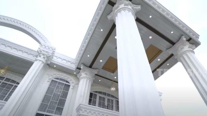 Pilar megah di rumah Mami Sultan