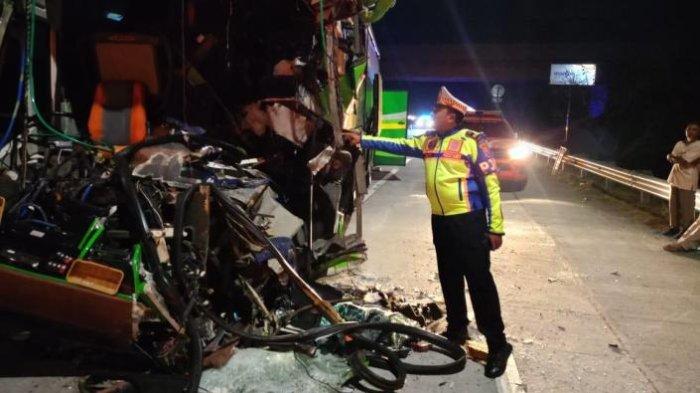 Anggota PJR Polda Jatim melakukan olah TKP kecelakaan bus rombongan SMP PGRI 1 Wonosari Malang di Tol Jombang-Mojokerto, KM 695.400 Jalur A, pukul 23.45 WIB, Selasa (21/5/2024).
