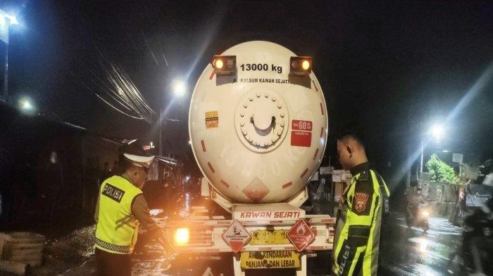 Polisi saat melakukan olah TKP kecelakaan yang menewaskan Talimin ayah Bripda Fajri