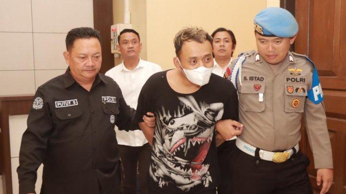 PELAKU PEMBUNUHAN - Polres Blitar menunjukkan pelaku pembunuhan yang jasad korban dibuang di pinggir Jalan Raya Blitar-Malang, Selasa (8/7/2025) sore. Pelaku tak lain pacar korban sendiri.