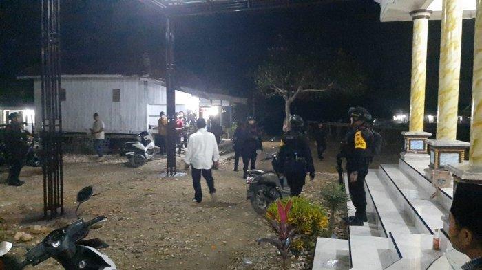 Polres Sampang saat menyisiri keberadaan S, pemegang celurit saat kericuhan Sampang, Madura