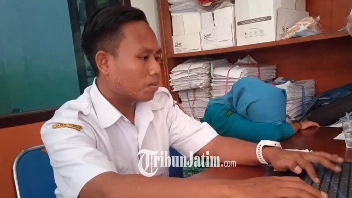 Ponidi juga menjabat sebagai Kaur Kesra di Kantor Pemerintah Desa Balung Kidul Kecamatan Balung makin populer gara-gara menambahkan kata 'Sekop'