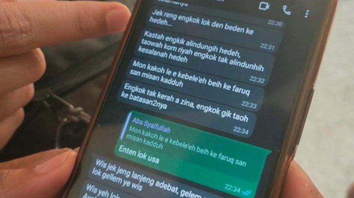 Beberapa warga memelototi sejumlah screenshot atau tangkapan layar berisikan percakapan WA antara seorang oknum pengasuh
Ponpes di Kabupaten Bangkalan dengan santriwatinya.
