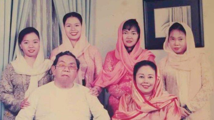 Potret Gus Dur bersama istri dan keempat anaknya.