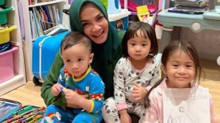 Potret Rieta Amilia dengan cucu-cucunya