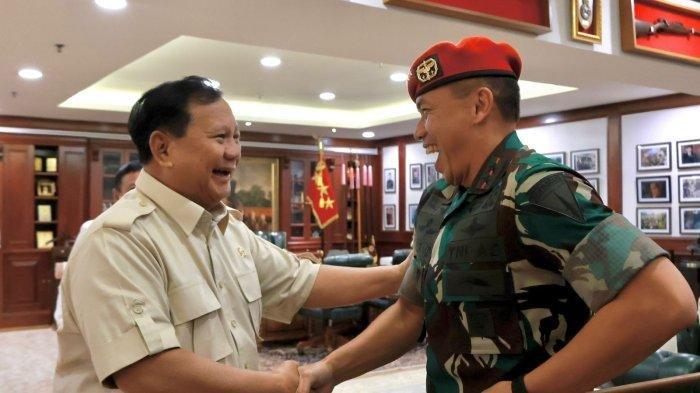 Prabowo Subianto saat berjabat tangan dengan Kolonel Infanteri Wahyo Yuniartoto