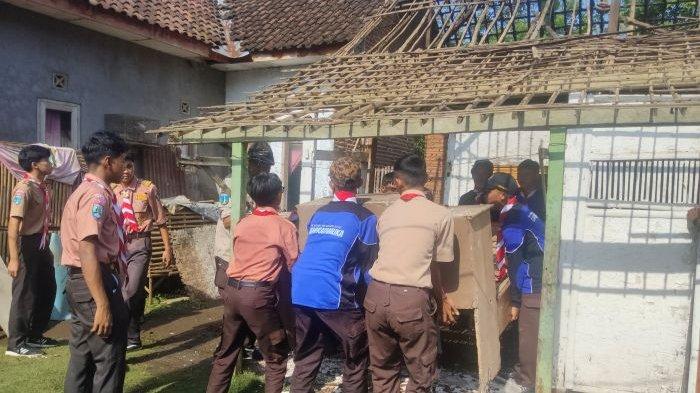 Anggota Pramuka Penegak Kwarcab Kota Malang mengikuti Pengembangan Kepramukaan program Bedah Rumah di Kelurahan Wonokoyo, Kecamatan Kedung Kandang, Kota Malang pada Jumat (2511/2024).