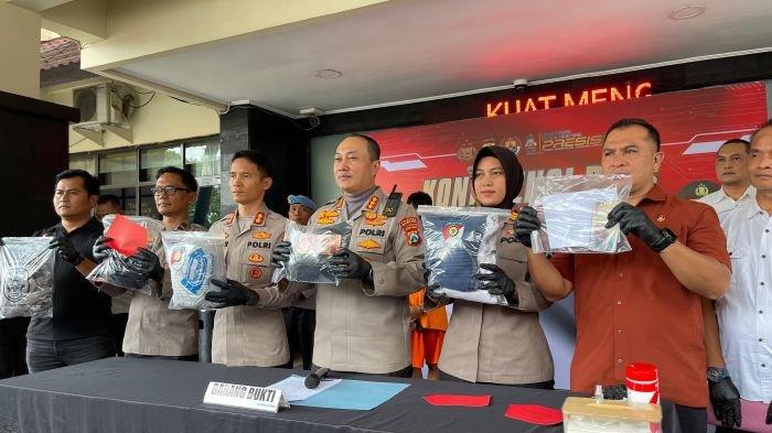 PEMBUNUH WANITA SUTOJAYAN : Kapolresta Malang Kota, Kombes Pol Nanang Haryono didampingi Kasat Reskrim Polresta Malang Kota, Kompol Muhammad Soleh saat merilis kasus pembunuhan wanita dalam losmen, Senin (23/6/2025). Pria Wajak itu menghabisi nyawa wanita Sutojayan Pakisaji di Losmen Windu Kentjono Malang pekan lalu.
