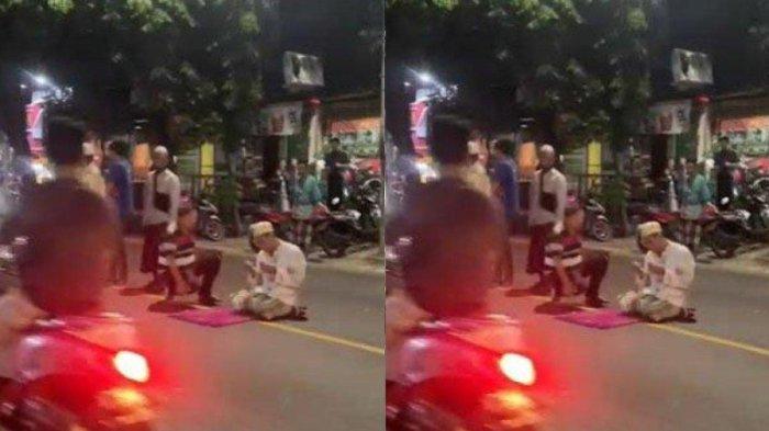 Pria di Gresik santai salat di tengah jalan