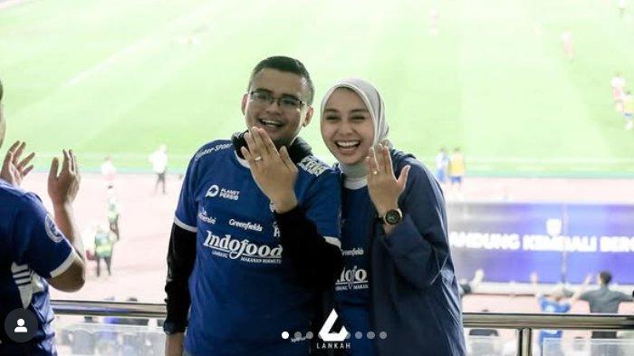 CALON MENANTU DEDI MULYADI - Wakil Bupati Garut, Luthfianisa Putri Karlina bersama Maula Akbar Mulyadi Putra saat laga Persib Bandung Vs Barito Putera di Stadion Gelora Bandung Lautan Api (GBLA) pada Jumat (9/5/2025). Pada momen itu, Putri Karlina dilamar oleh Maula.