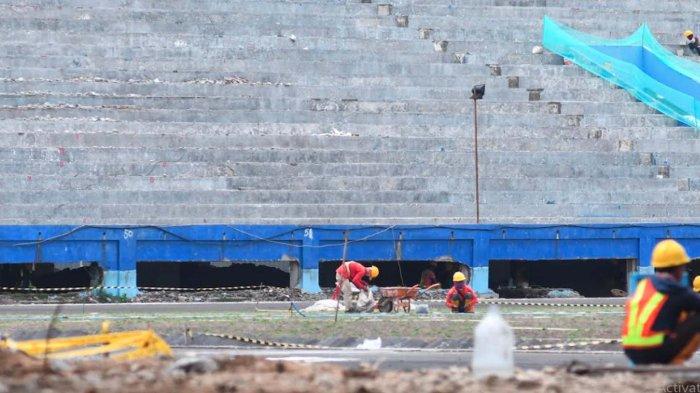 Progres proyek renovasi Stadion Kanjuruhan, nampak bagian tribune stadion yang sudah dipermak dan sejumlah pekerja terus menjalankan pekerjaan renovasi, Kamis (14/3/2024)