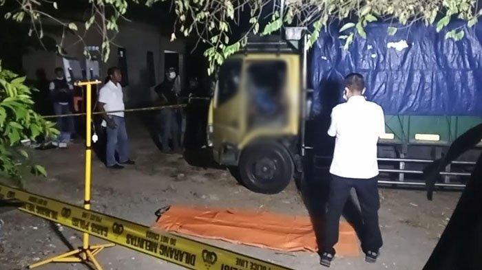 Proses Olah TKP penemuan jasad sopir yang ditemukan membusuk, di dalam kursi kendaraan, tengah dilakukan Tim Inafis Polres Madiun. Posisi truk terparkir di Halaman Rumah Makan Dusun/Desa Bajulan, Kecamatan Saradan, Kabupaten Madiun, Rabu petang (17/7/2024).
