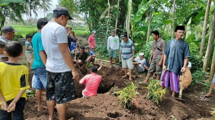 Proses pembongkaran makam lansia di Desa Tugusari, Kecamatan Bangsalsari, Jember, Sabtu (24/2/2024).
