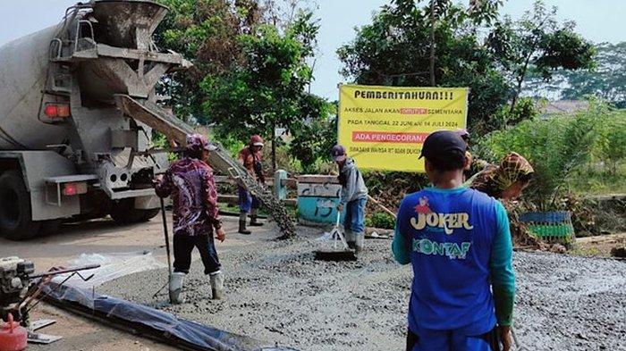 Proses perbaikan cor jalan warga iuran Rp 166 juta