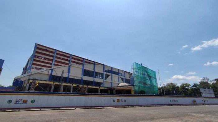 Proyek renovasi Stadion Kanjuruhan, Kabupaten Malang, Jawa Timur, Jumat (29/12/2023).